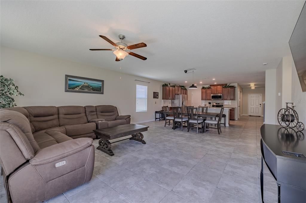 For Sale: $400,000 (5 beds, 2 baths, 2977 Square Feet)