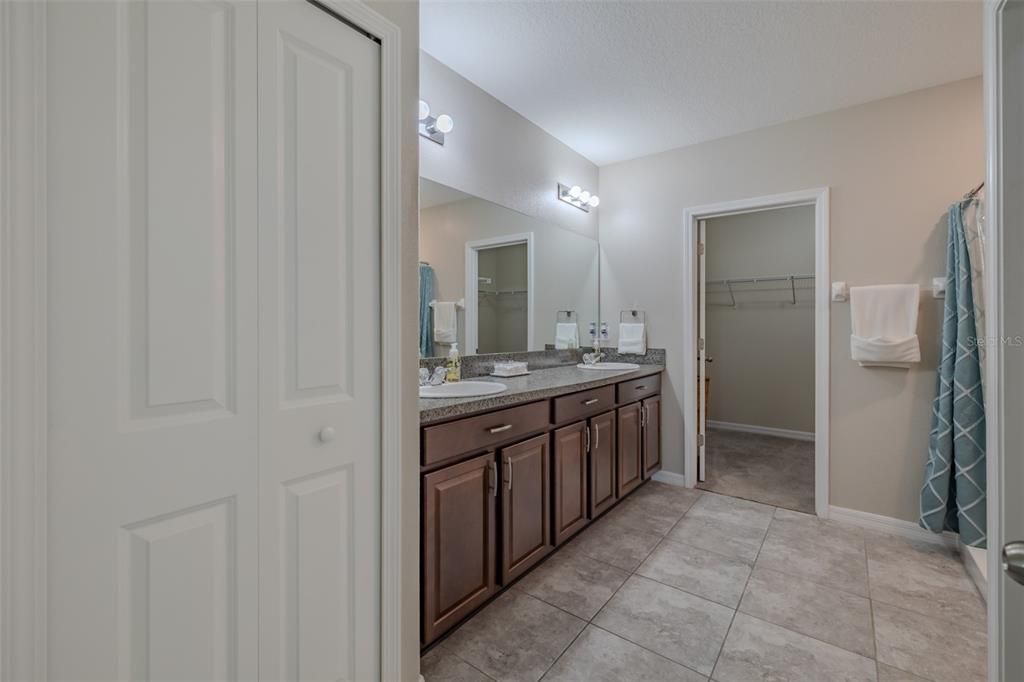 For Sale: $400,000 (5 beds, 2 baths, 2977 Square Feet)