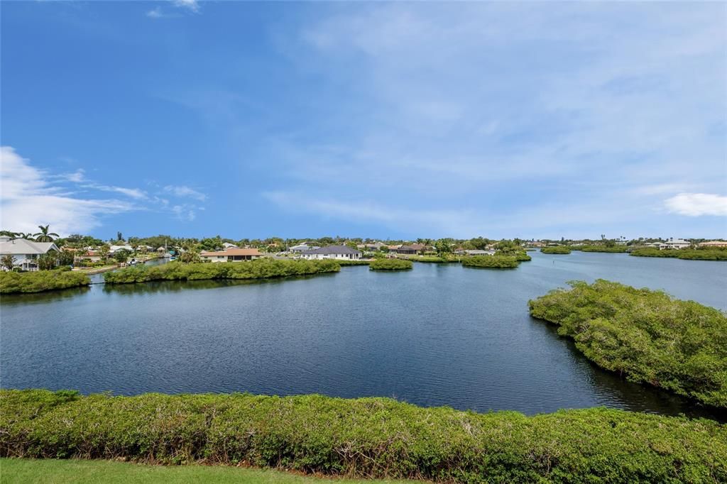 For Sale: $599,000 (2 beds, 2 baths, 2143 Square Feet)
