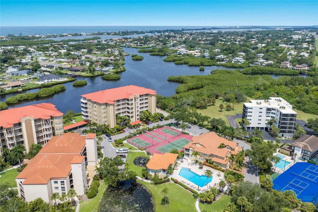 For Sale: $599,000 (2 beds, 2 baths, 2143 Square Feet)