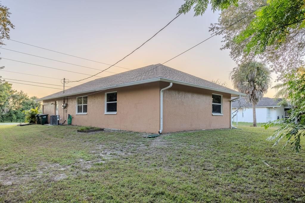 For Sale: $299,900 (3 beds, 2 baths, 1997 Square Feet)