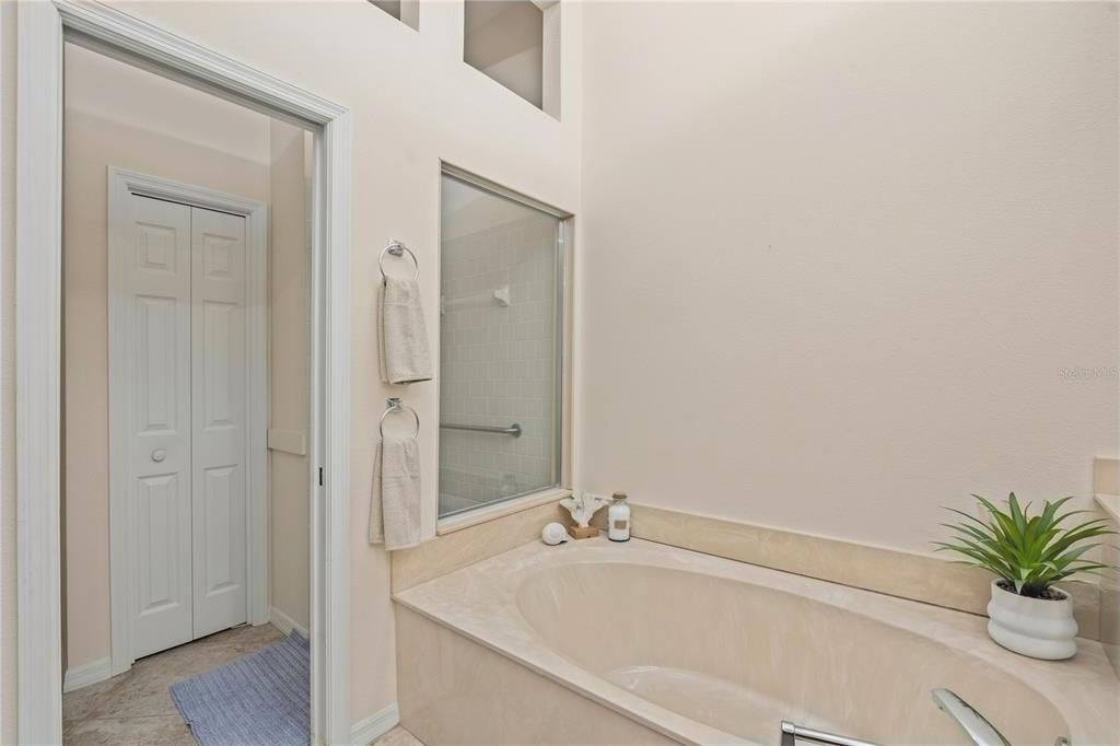 For Sale: $399,000 (2 beds, 2 baths, 1609 Square Feet)