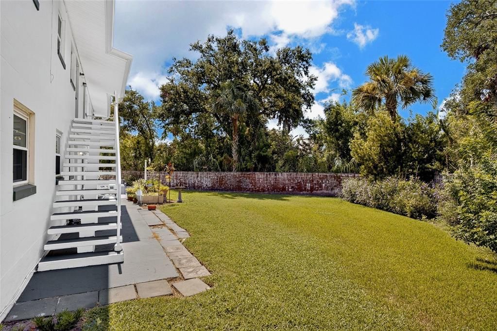 For Sale: $110,000 (2 beds, 1 baths, 841 Square Feet)