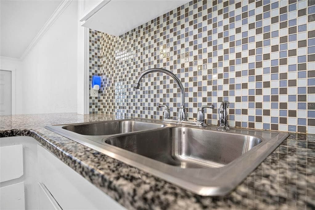 For Sale: $110,000 (2 beds, 1 baths, 841 Square Feet)