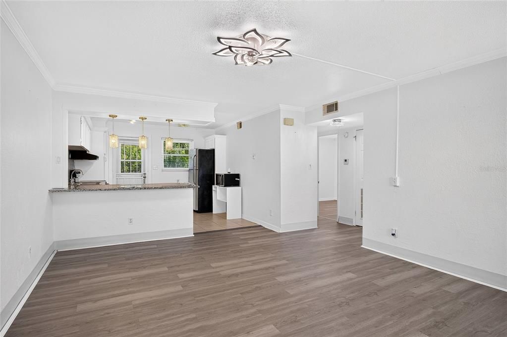 For Sale: $110,000 (2 beds, 1 baths, 841 Square Feet)