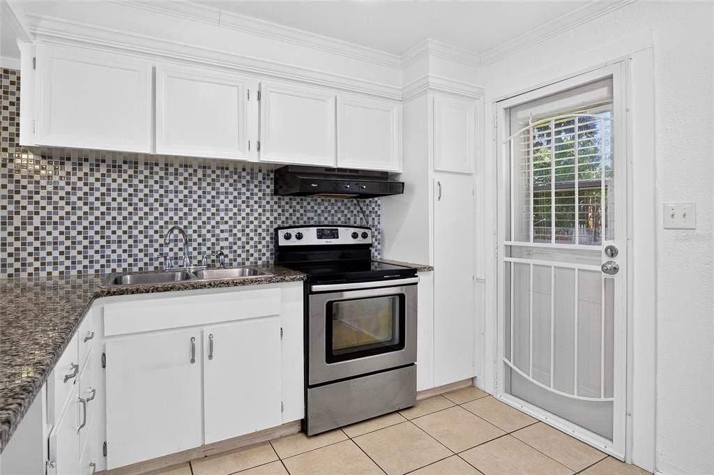 For Sale: $110,000 (2 beds, 1 baths, 841 Square Feet)
