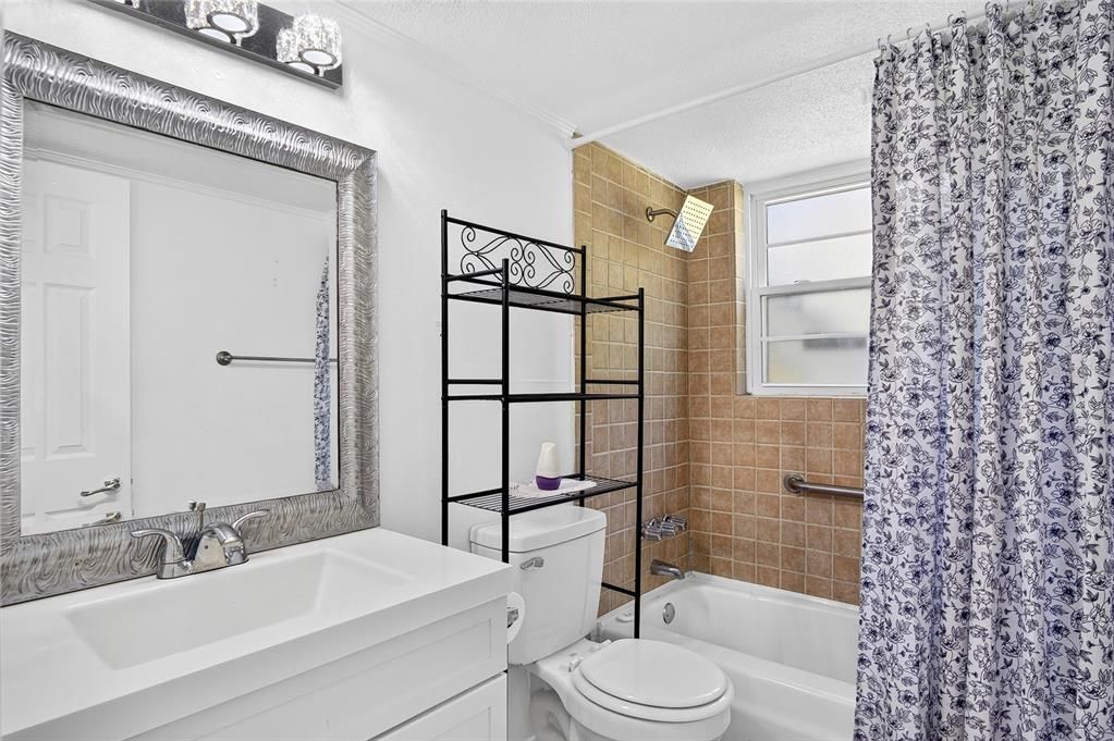 For Sale: $110,000 (2 beds, 1 baths, 841 Square Feet)