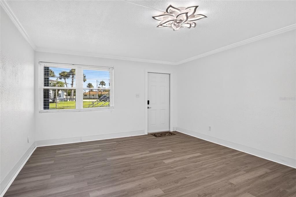 For Sale: $110,000 (2 beds, 1 baths, 841 Square Feet)