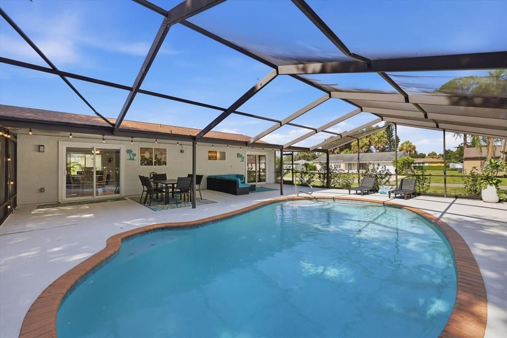 For Sale: $299,000 (3 beds, 2 baths, 942 Square Feet)