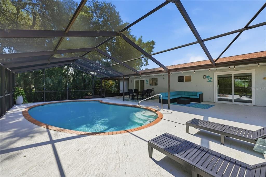 For Sale: $299,000 (3 beds, 2 baths, 942 Square Feet)