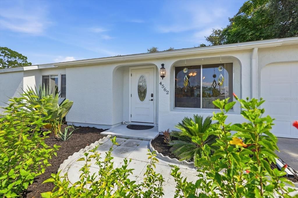 For Sale: $299,000 (3 beds, 2 baths, 942 Square Feet)