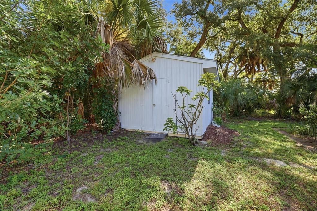 For Sale: $299,000 (3 beds, 2 baths, 942 Square Feet)