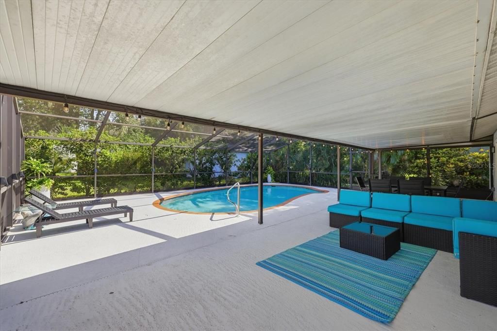 For Sale: $299,000 (3 beds, 2 baths, 942 Square Feet)