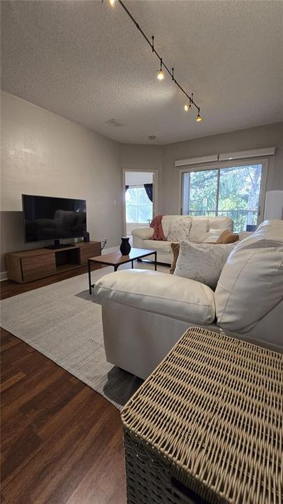 For Sale: $212,900 (2 beds, 2 baths, 1168 Square Feet)