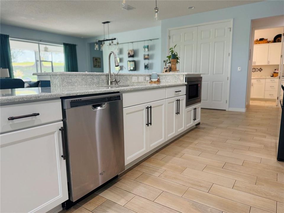 For Sale: $419,900 (3 beds, 3 baths, 2482 Square Feet)