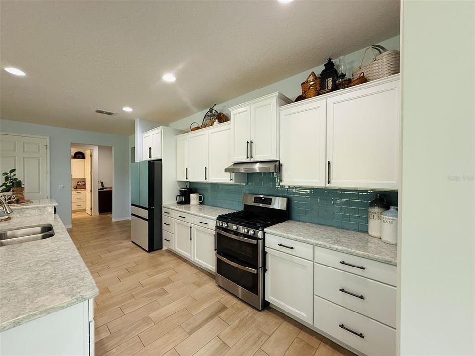 For Sale: $419,900 (3 beds, 3 baths, 2482 Square Feet)