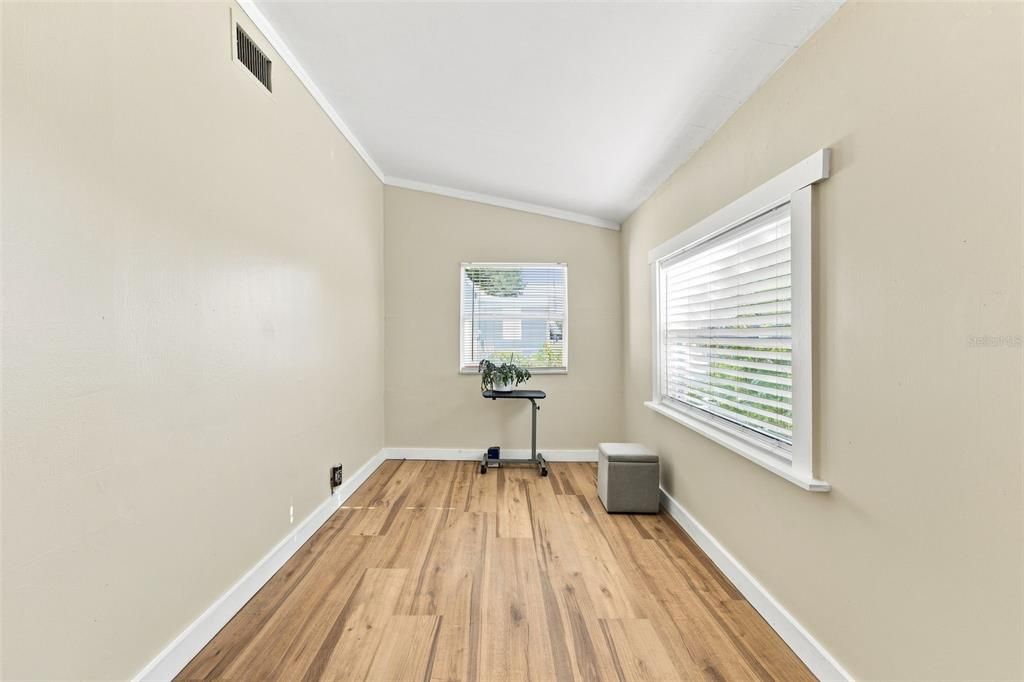 For Sale: $100,000 (2 beds, 1 baths, 949 Square Feet)