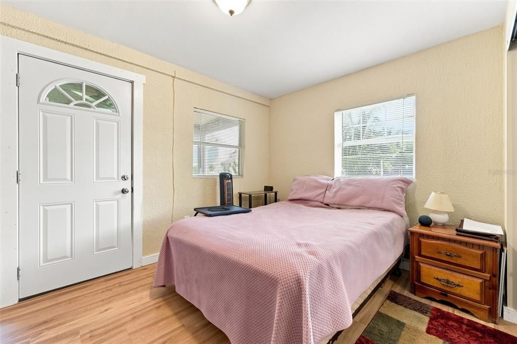For Sale: $100,000 (2 beds, 1 baths, 949 Square Feet)