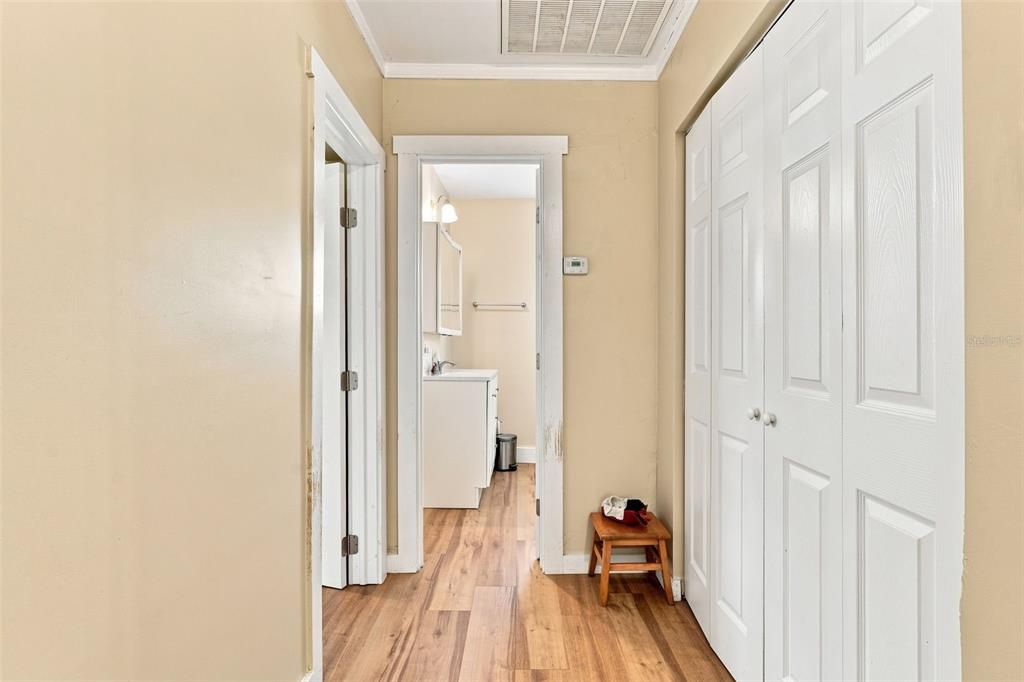 For Sale: $100,000 (2 beds, 1 baths, 949 Square Feet)