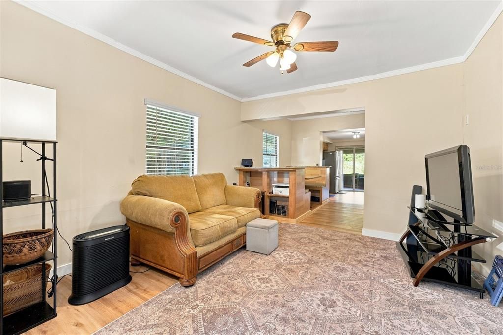 For Sale: $100,000 (2 beds, 1 baths, 949 Square Feet)