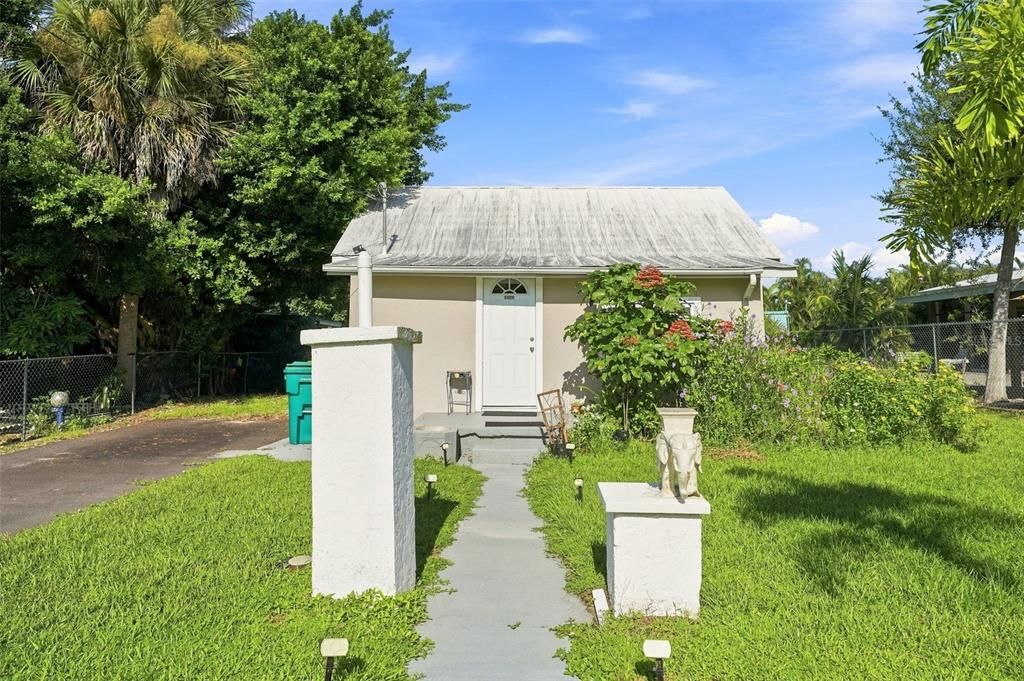 For Sale: $100,000 (2 beds, 1 baths, 949 Square Feet)