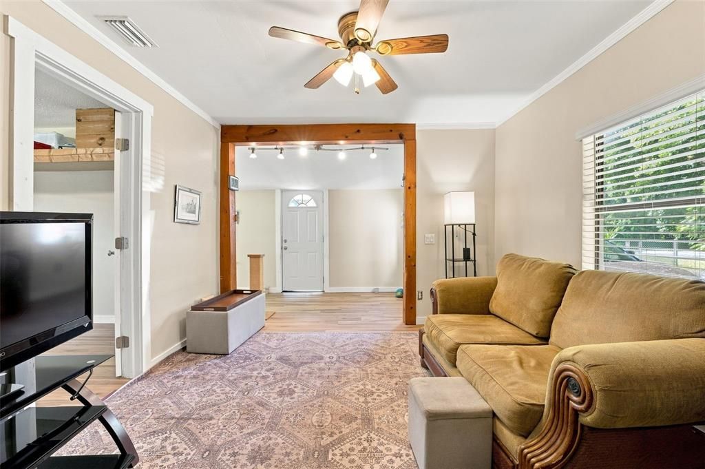For Sale: $100,000 (2 beds, 1 baths, 949 Square Feet)