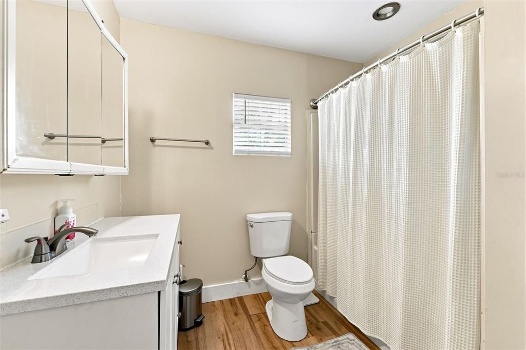 For Sale: $100,000 (2 beds, 1 baths, 949 Square Feet)
