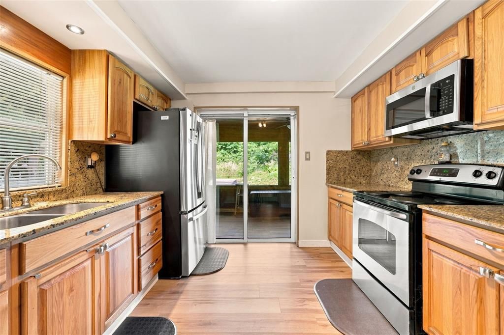 For Sale: $100,000 (2 beds, 1 baths, 949 Square Feet)