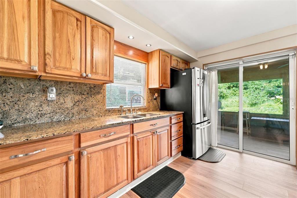 For Sale: $100,000 (2 beds, 1 baths, 949 Square Feet)