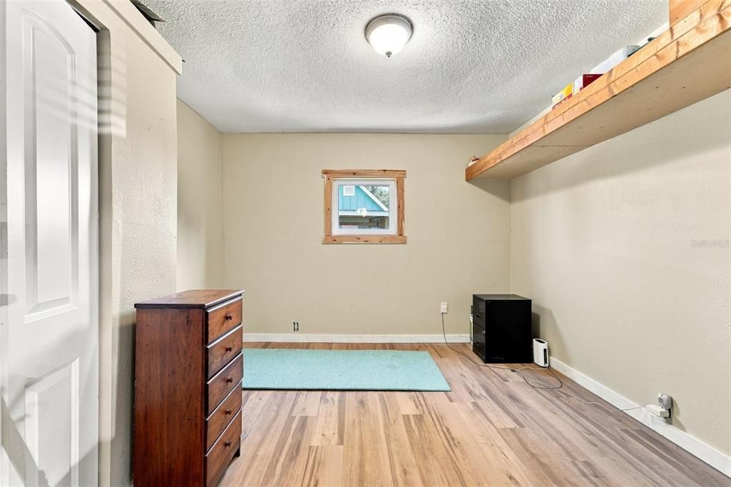 For Sale: $100,000 (2 beds, 1 baths, 949 Square Feet)