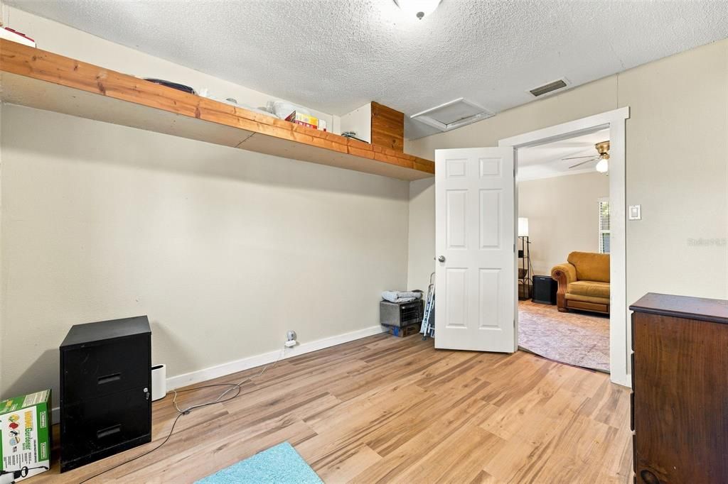 For Sale: $100,000 (2 beds, 1 baths, 949 Square Feet)