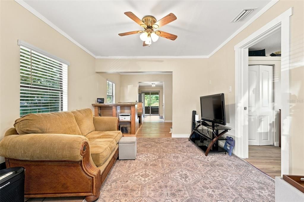 For Sale: $100,000 (2 beds, 1 baths, 949 Square Feet)