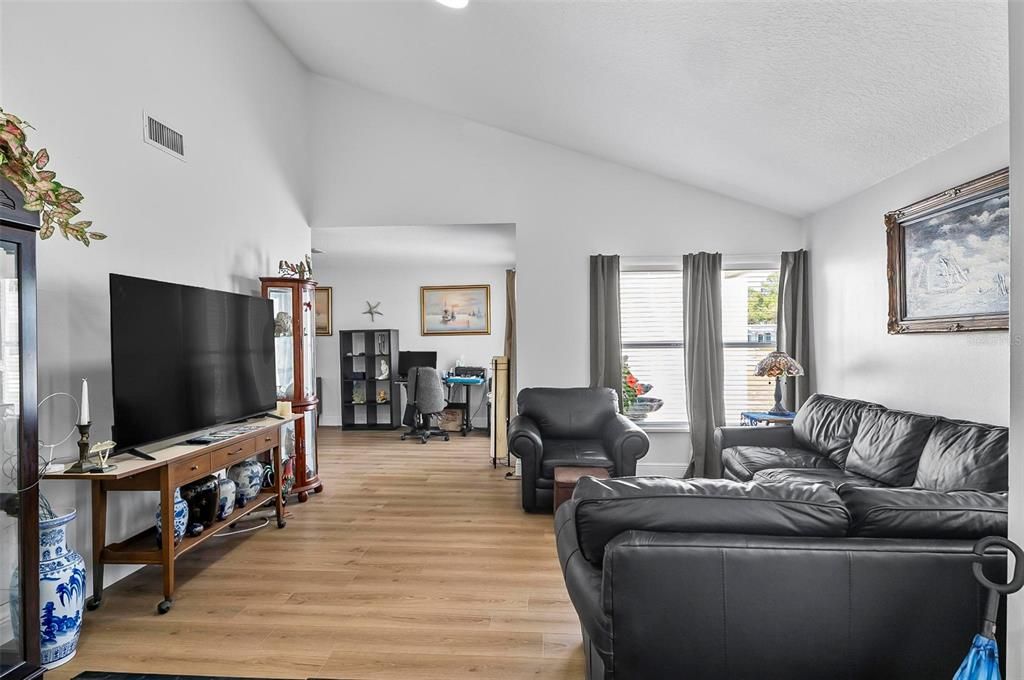 For Sale: $279,000 (2 beds, 2 baths, 1476 Square Feet)