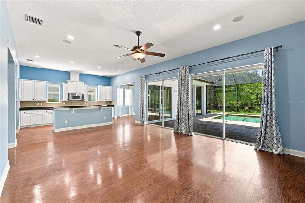 For Sale: $499,000 (4 beds, 3 baths, 3704 Square Feet)
