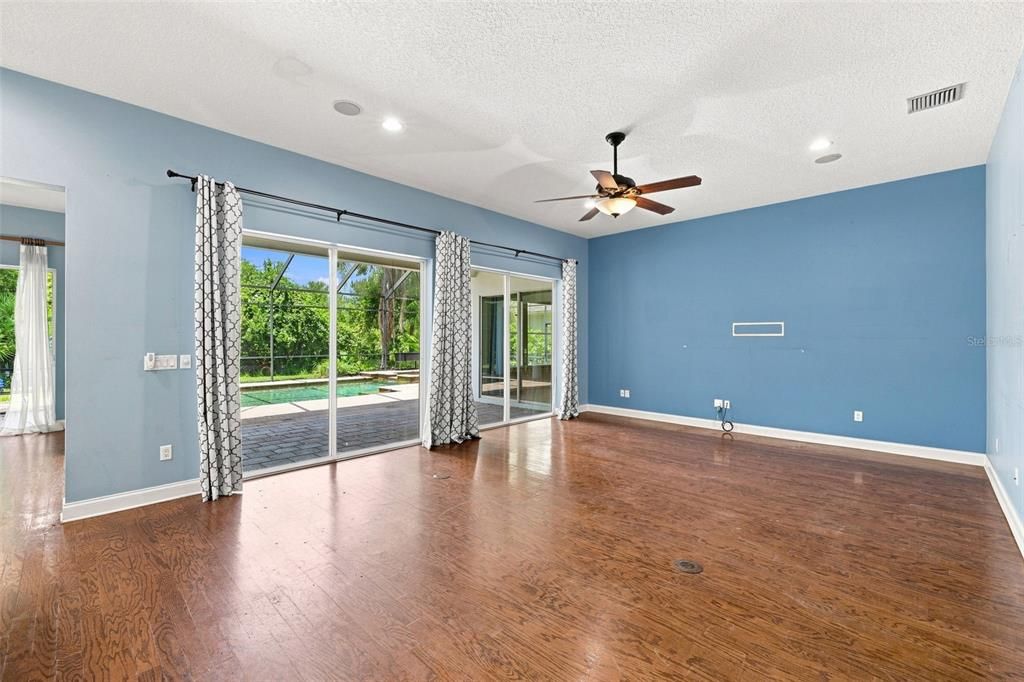 For Sale: $499,000 (4 beds, 3 baths, 3704 Square Feet)