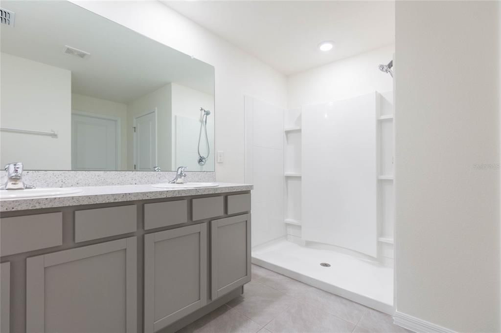 Activo con contrato: $280,000 (4 camas, 2 baños, 1827 Pies cuadrados)