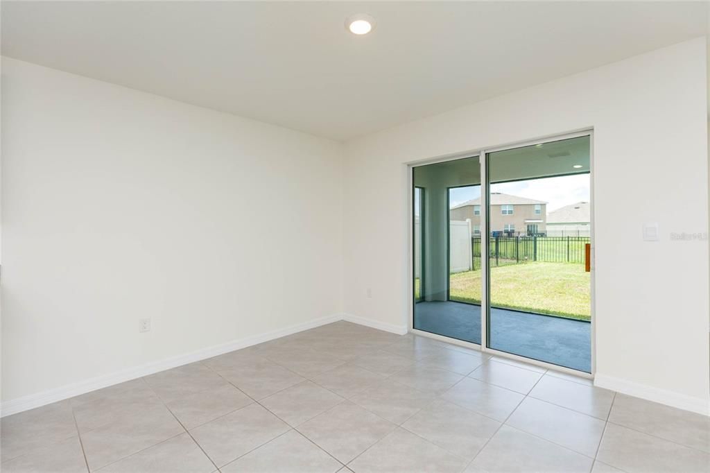 Activo con contrato: $280,000 (4 camas, 2 baños, 1827 Pies cuadrados)