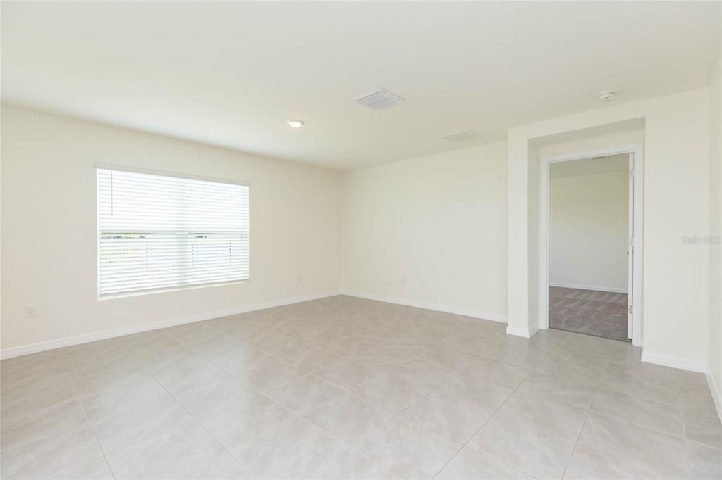 Activo con contrato: $280,000 (4 camas, 2 baños, 1827 Pies cuadrados)