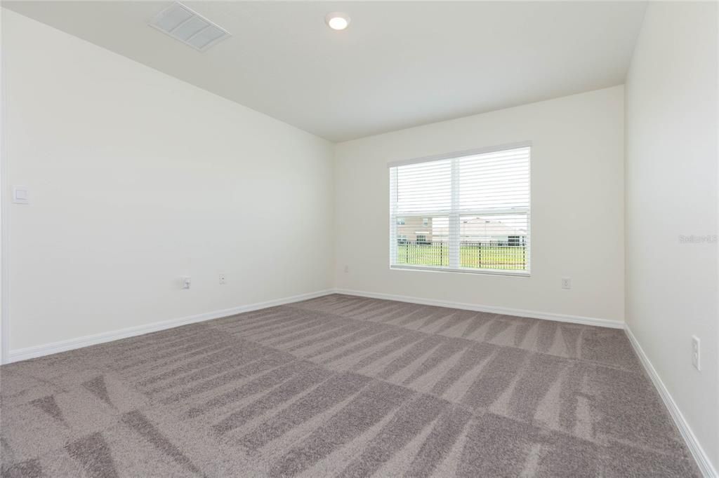 Activo con contrato: $280,000 (4 camas, 2 baños, 1827 Pies cuadrados)