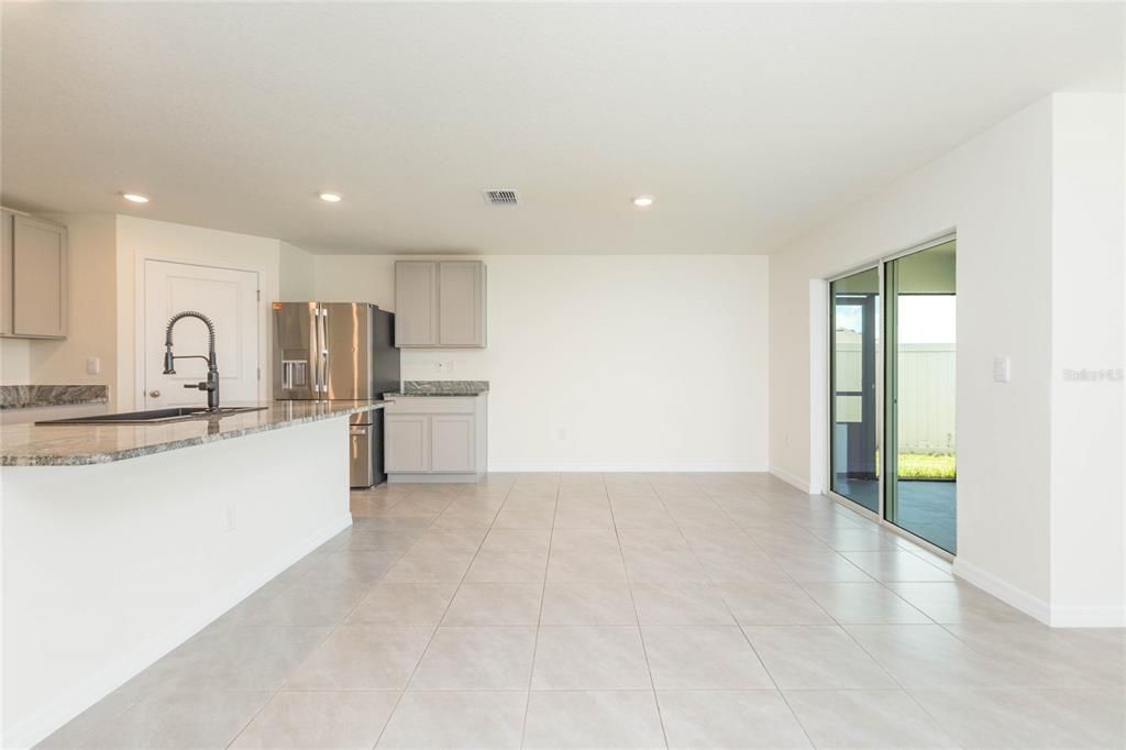 Activo con contrato: $280,000 (4 camas, 2 baños, 1827 Pies cuadrados)