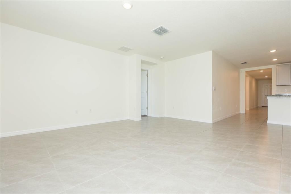 Activo con contrato: $280,000 (4 camas, 2 baños, 1827 Pies cuadrados)