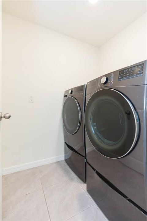 Activo con contrato: $280,000 (4 camas, 2 baños, 1827 Pies cuadrados)