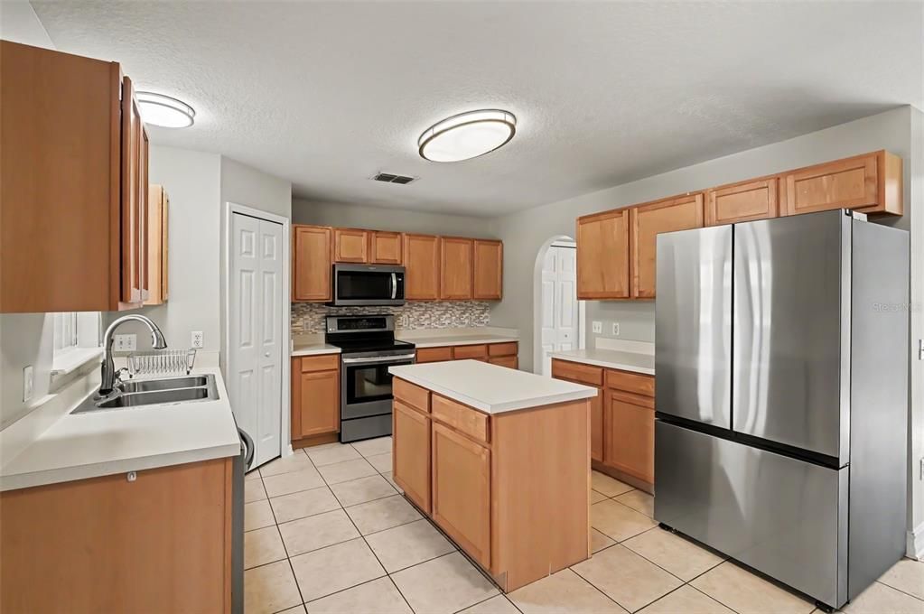 For Sale: $650,000 (5 beds, 2 baths, 3800 Square Feet)