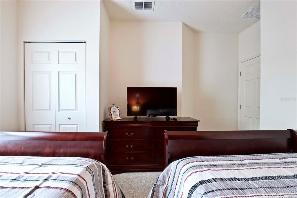 For Sale: $275,000 (3 beds, 2 baths, 1300 Square Feet)