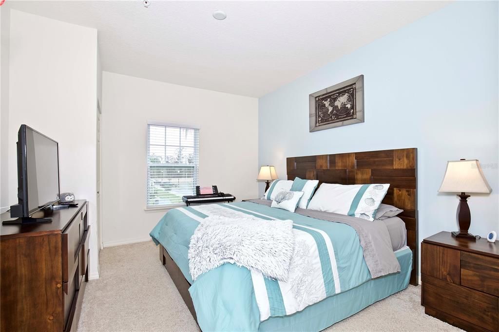 For Sale: $275,000 (3 beds, 2 baths, 1300 Square Feet)