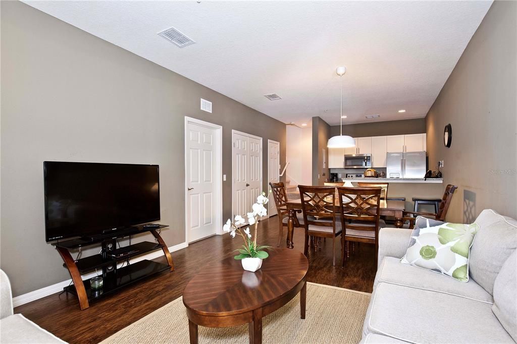 For Sale: $275,000 (3 beds, 2 baths, 1300 Square Feet)