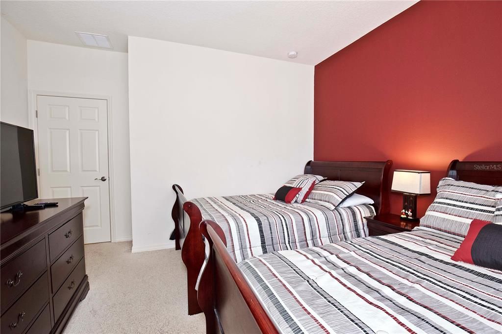 For Sale: $275,000 (3 beds, 2 baths, 1300 Square Feet)