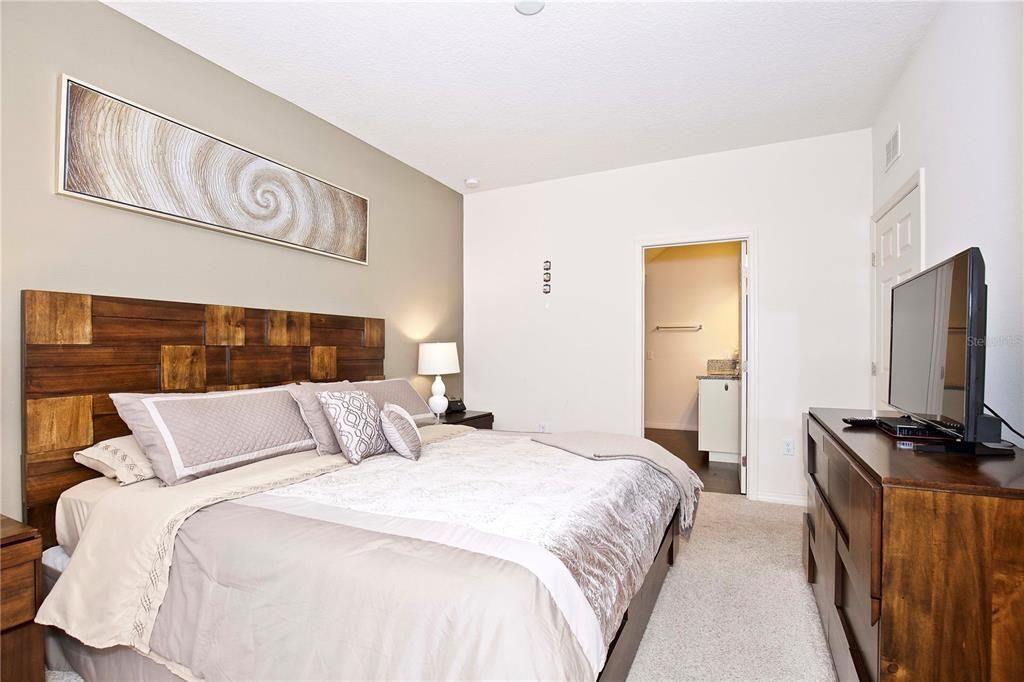For Sale: $275,000 (3 beds, 2 baths, 1300 Square Feet)