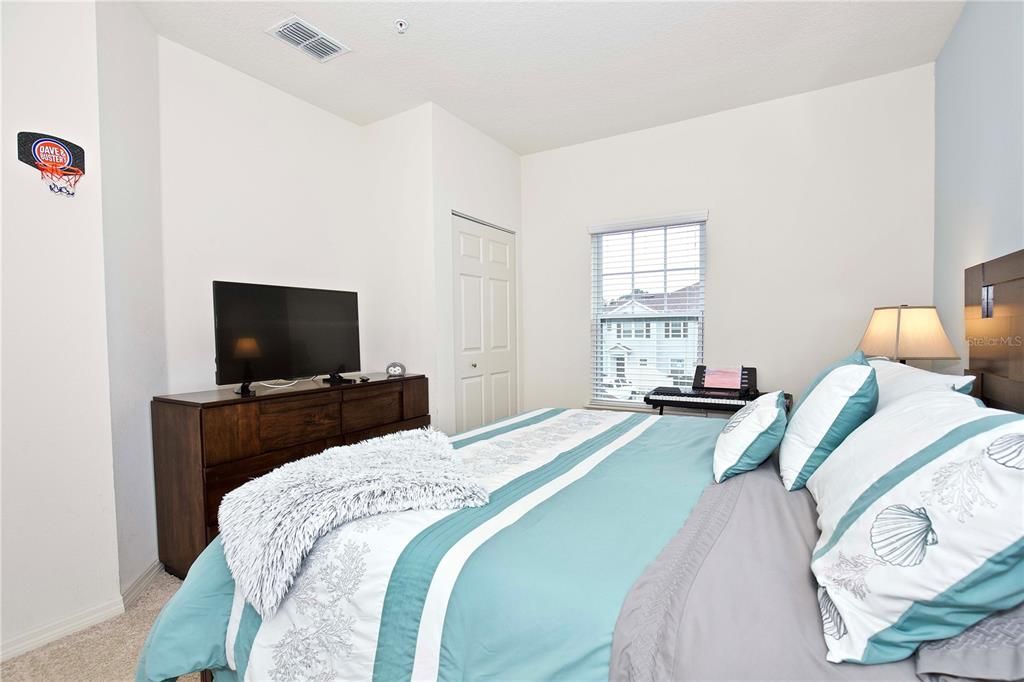 For Sale: $275,000 (3 beds, 2 baths, 1300 Square Feet)