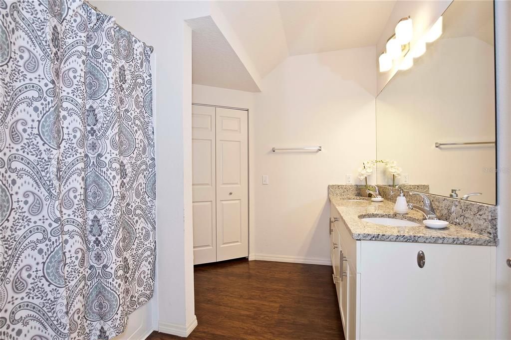 For Sale: $275,000 (3 beds, 2 baths, 1300 Square Feet)